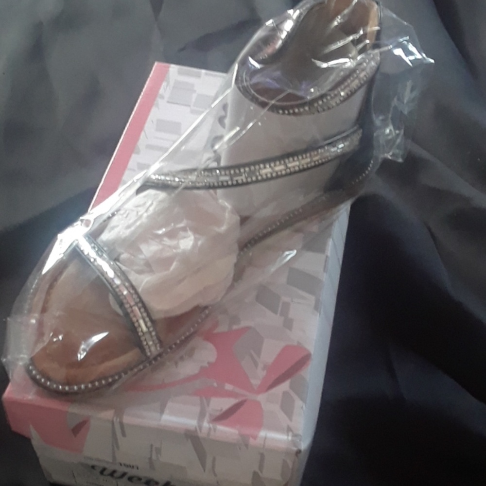Sandals - Picture 2 of 5